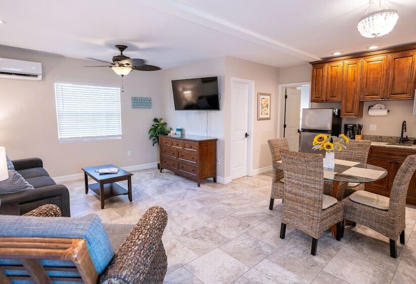 جناح ديلوكس, The Capri At Siesta