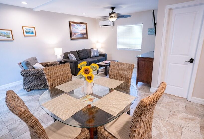 جناح ديلوكس, The Capri At Siesta