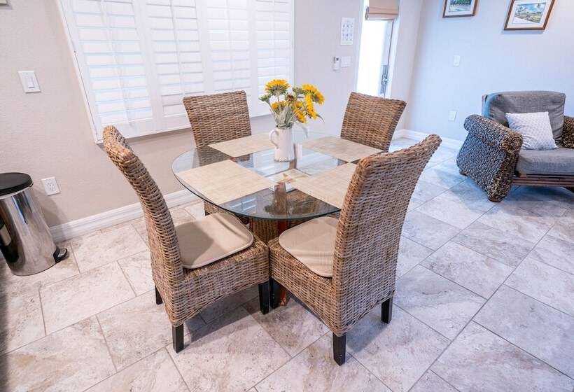 جناح ديلوكس, The Capri At Siesta