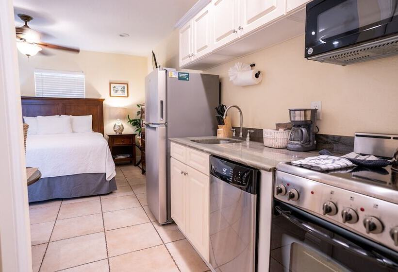 إستوديو قياسى, The Capri At Siesta