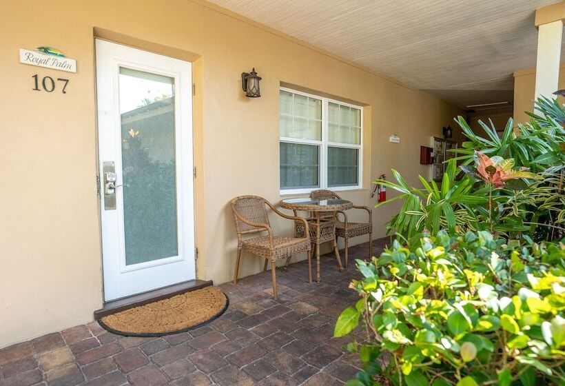 جناح ديلوكس, The Capri At Siesta