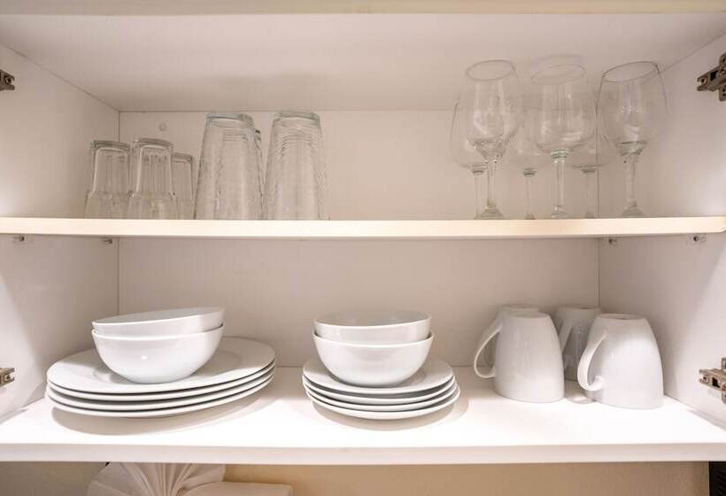 جناح ديلوكس, The Capri At Siesta