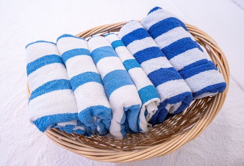 جناح ديلوكس, The Capri At Siesta