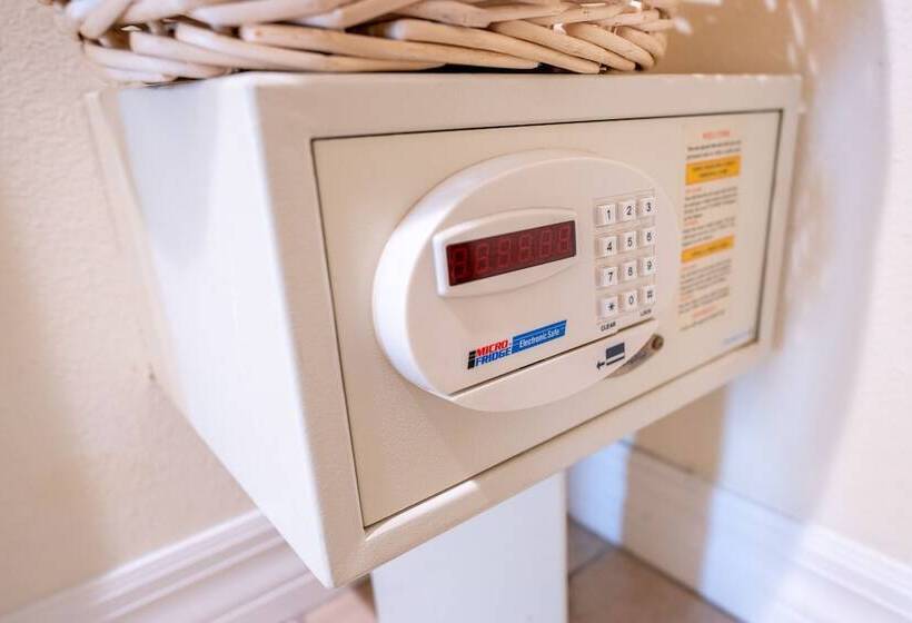 جناح ديلوكس, The Capri At Siesta