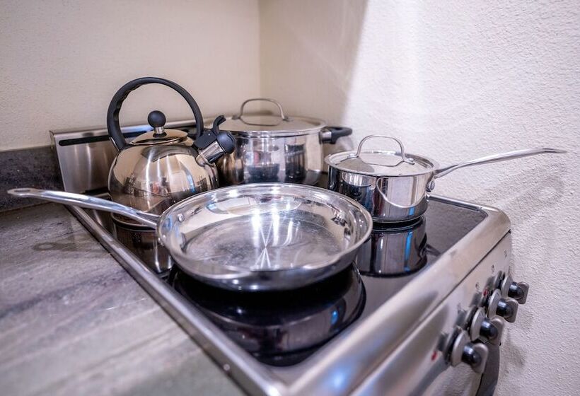 جناح ديلوكس, The Capri At Siesta