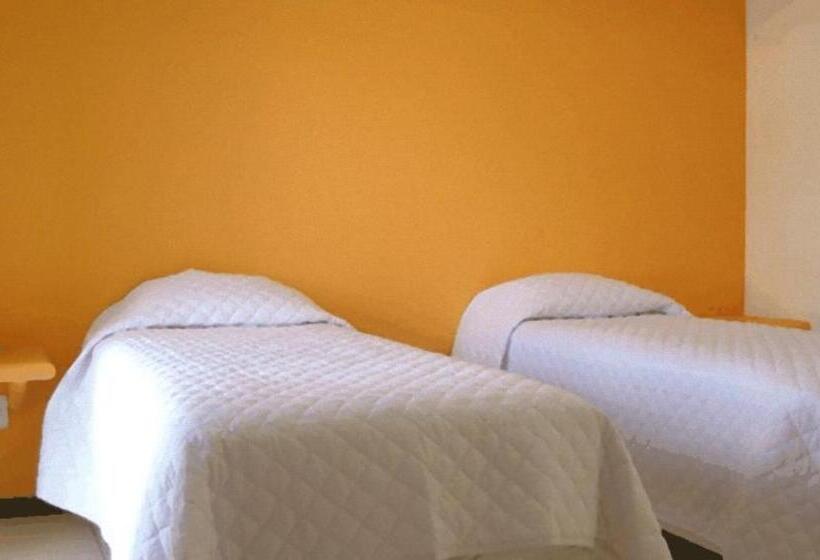 חדר סטנדרט לשלושה, Absolar