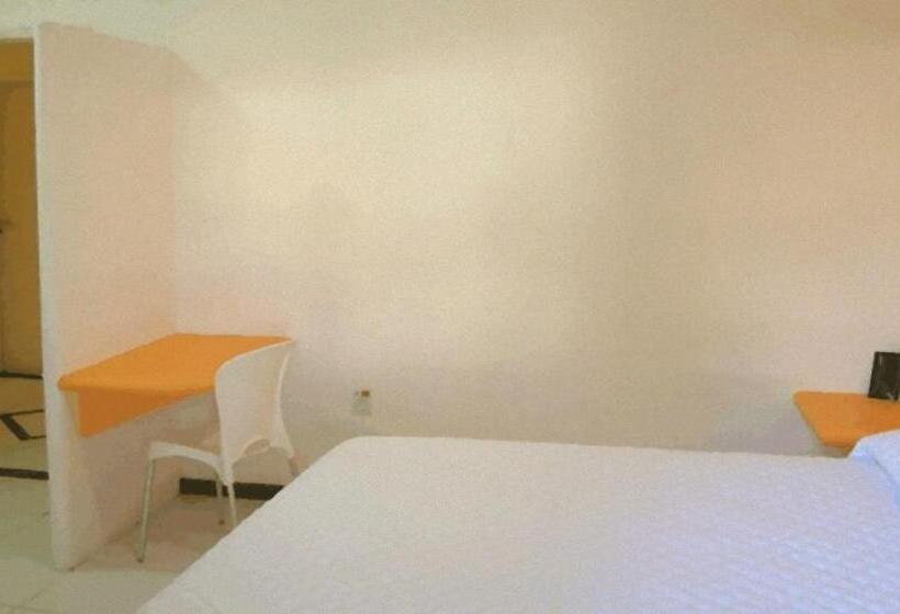 חדר סטנדרט לשלושה, Absolar