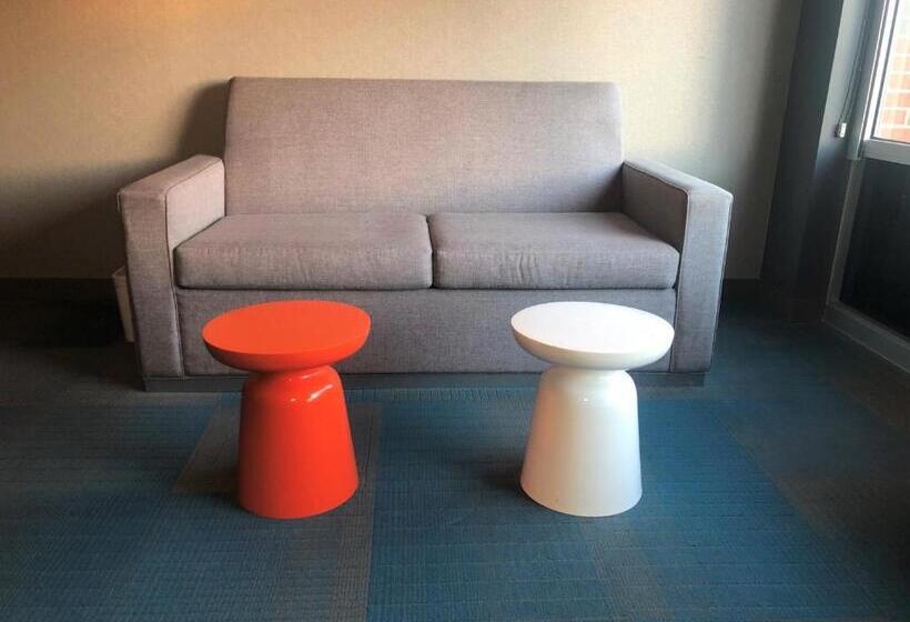 جناح سرير ملكى, Aloft Raleigh