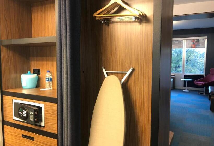 جناح سرير ملكى, Aloft Raleigh