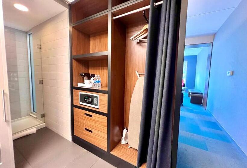 جناح سرير ملكى, Aloft Raleigh