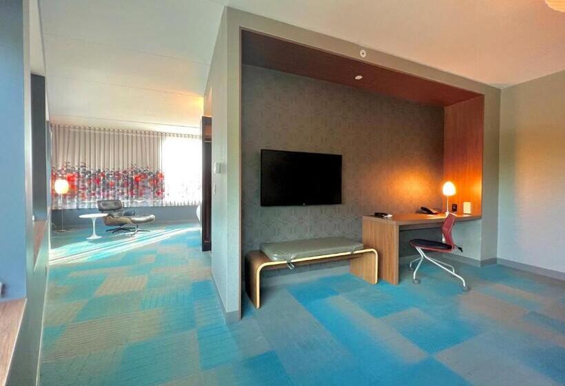 جناح سرير ملكى, Aloft Raleigh