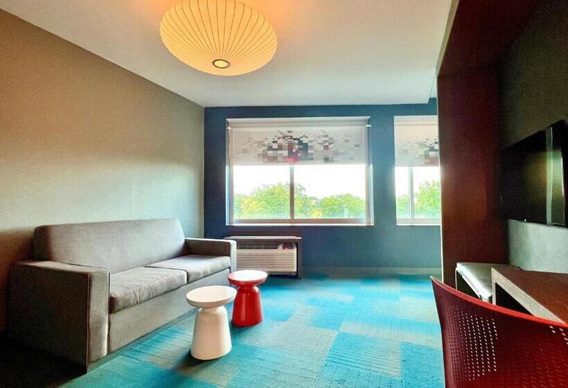 جناح سرير ملكى, Aloft Raleigh