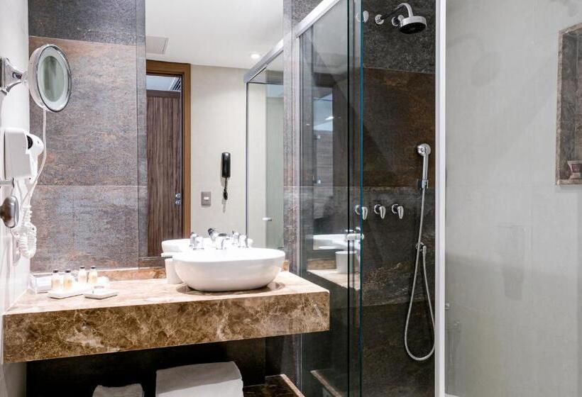 Deluxe Kolmen Hengen Huone, Arena Leme