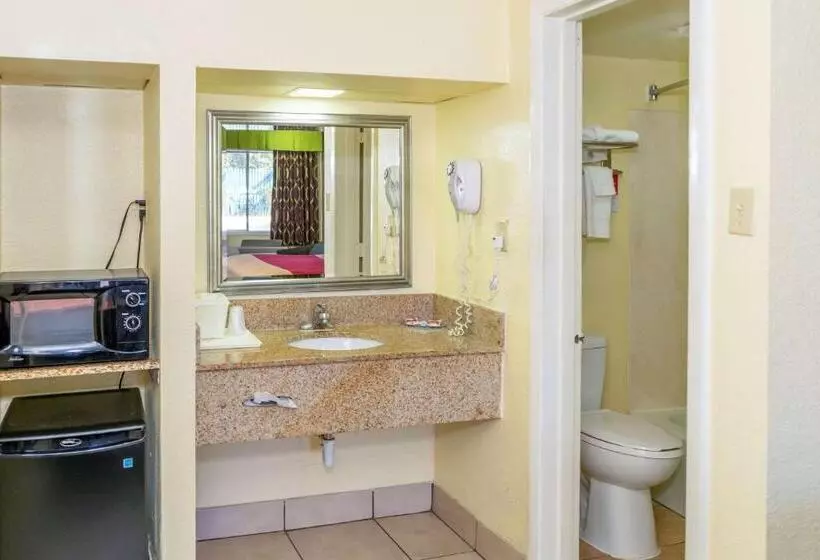 キングサイズベッドのスタンダードルーム, Econo Lodge Weldon  Roanoke Rapids
