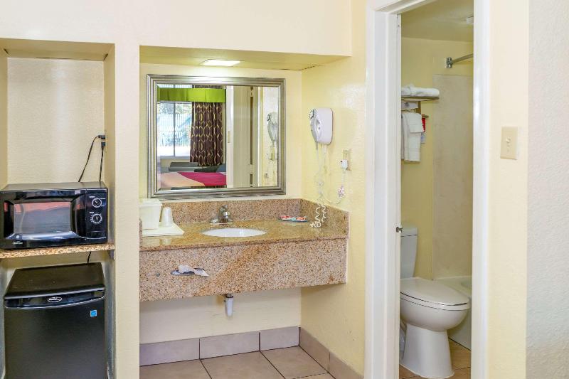 스탠다드 룸 킹사이즈 침대, Econo Lodge Weldon  Roanoke Rapids