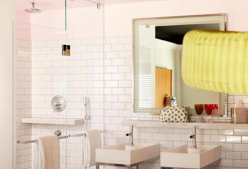 Люкс с Видом, Mama Shelter La Hollywood