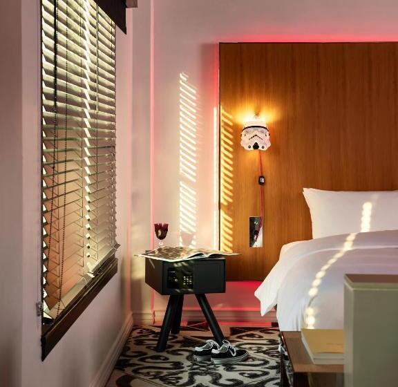 Люкс с Видом, Mama Shelter La Hollywood