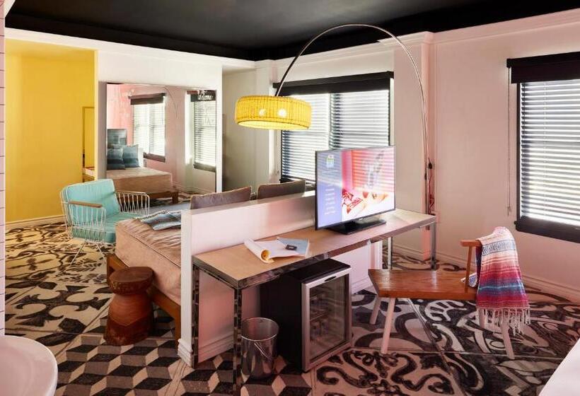 Люкс с Видом, Mama Shelter La Hollywood