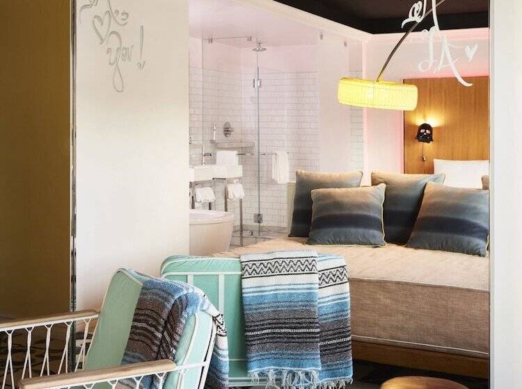 Люкс с Видом, Mama Shelter La Hollywood