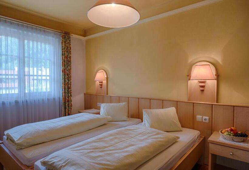 غرفة عائلية, Post