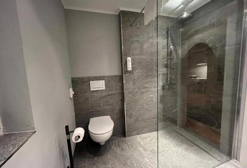 شقة غرفة نوم واحدة مزودة بشُرفة, Post