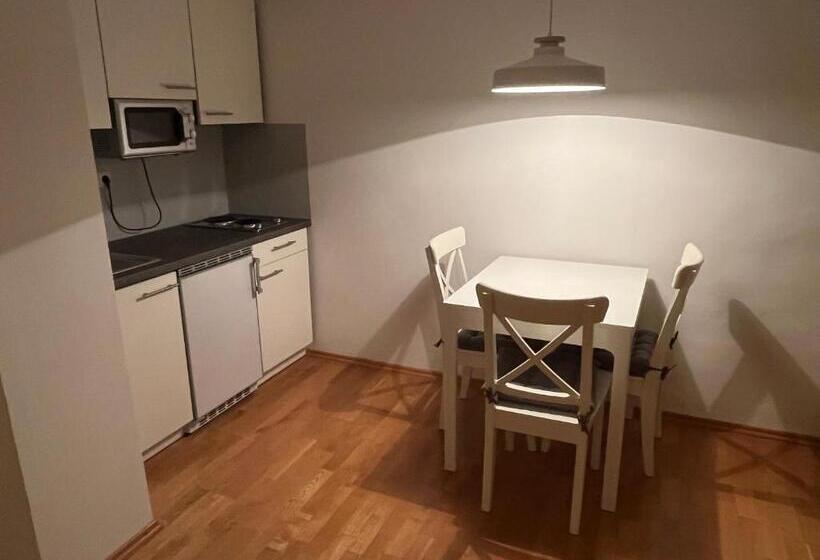 شقة غرفة نوم واحدة مزودة بشُرفة, Post