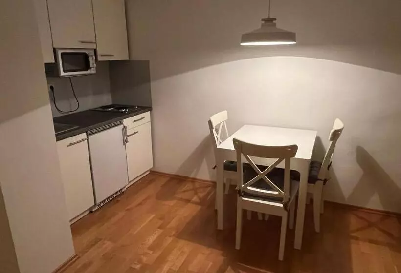 バルコニー付き１ベッドルームアパートメント, Post
