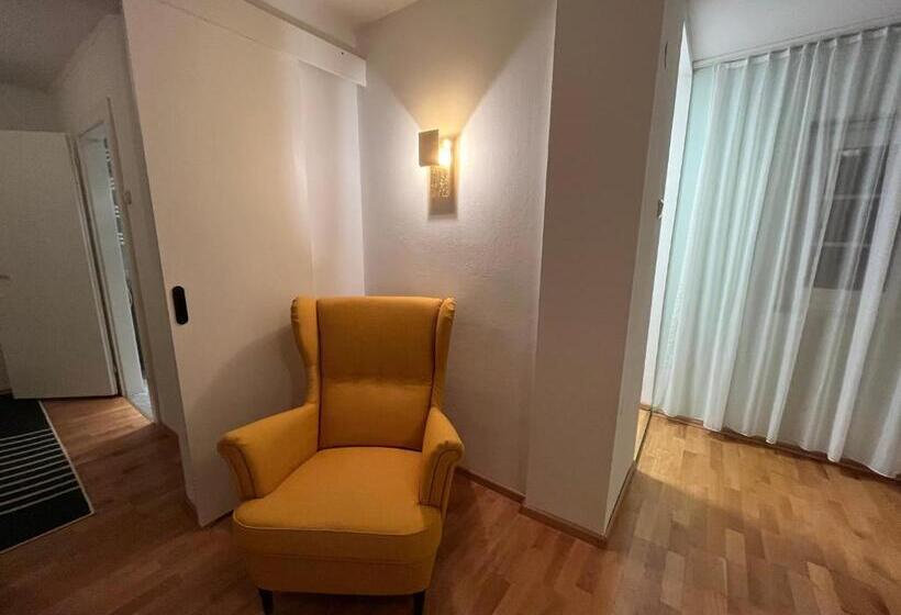 شقة غرفة نوم واحدة مزودة بشُرفة, Post