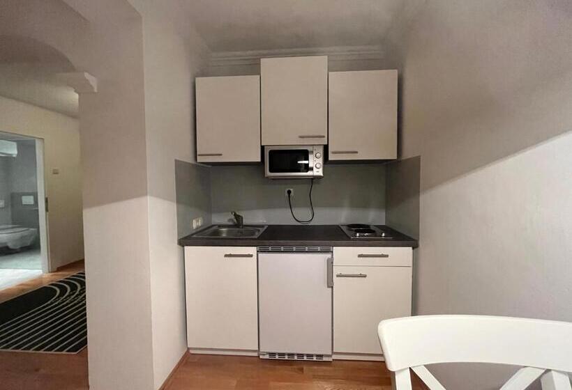 شقة غرفة نوم واحدة مزودة بشُرفة, Post