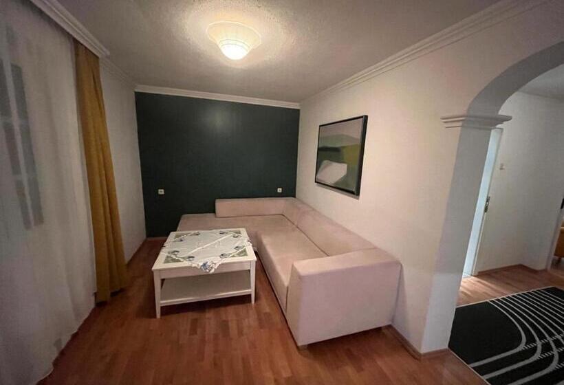 شقة غرفة نوم واحدة مزودة بشُرفة, Post