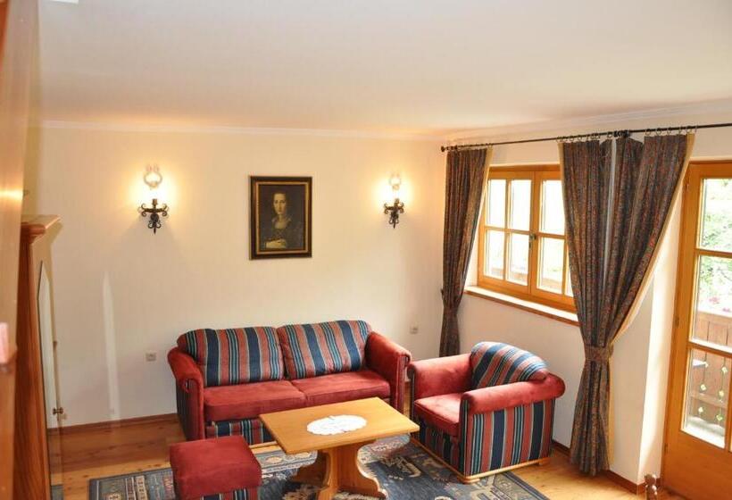 شقة غرفة نوم واحدة مزودة بشُرفة, Post