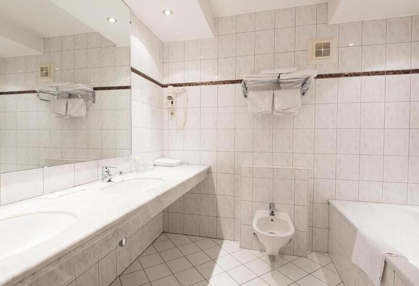 غرفة قياسية ثلاثية, Post