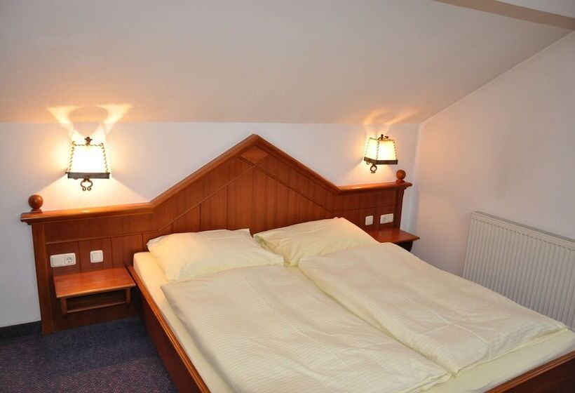 جناح عائلي, Post