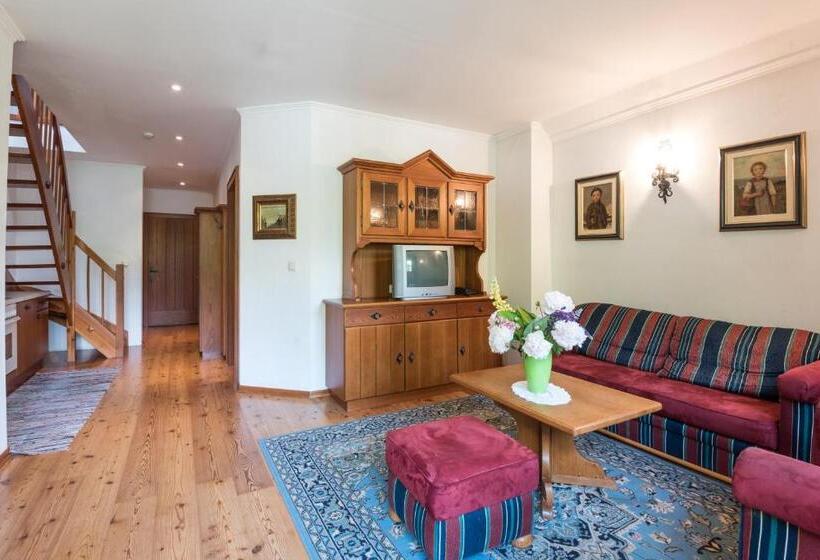 شقة غرفة نوم واحدة مزودة بشُرفة, Post