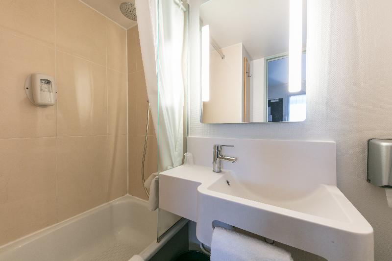 غرفة عائلية, Post