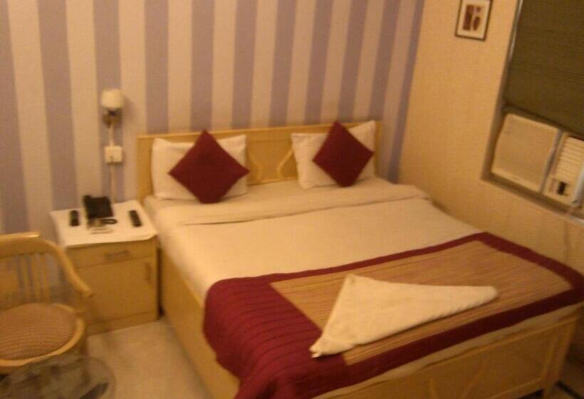 Deluxe Room, Sands Inn