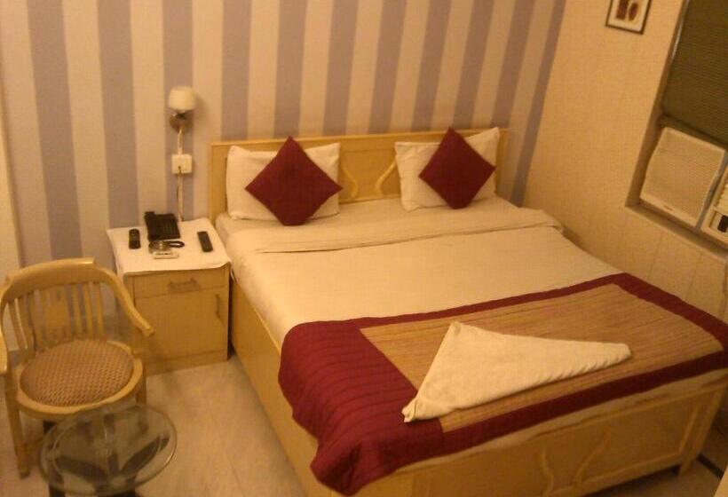 Deluxe Room, Sands Inn