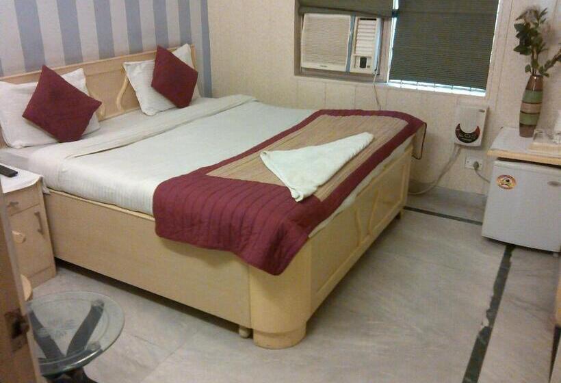 Deluxe Room, Sands Inn