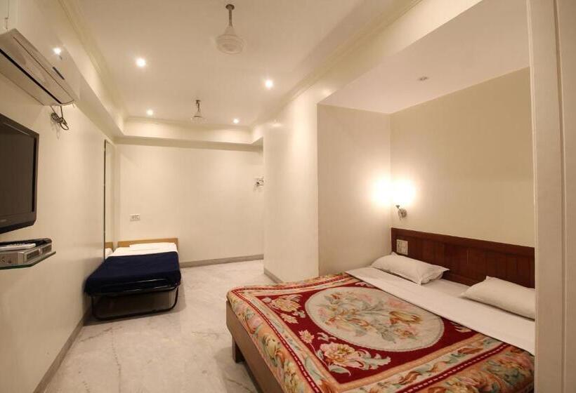 Habitación Triple Estándar, Shivam