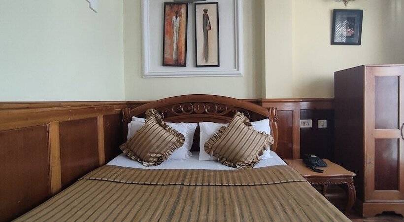 חדר דלוקס, The New Castle