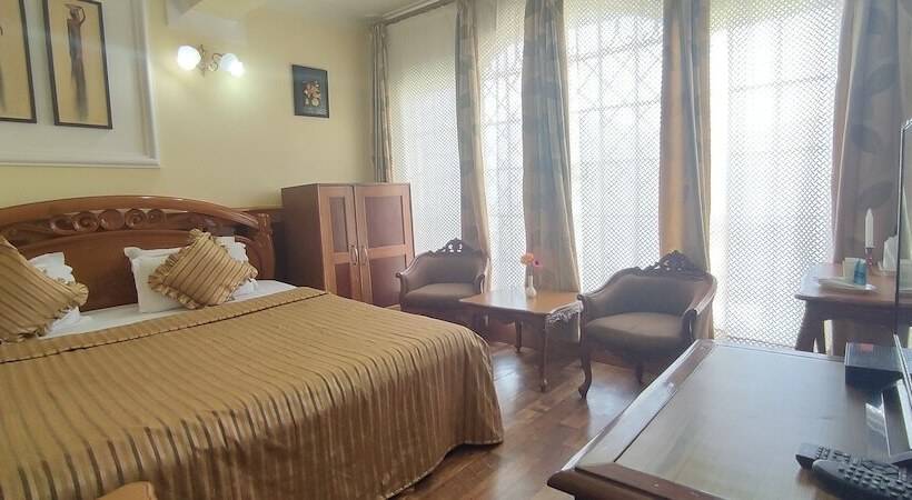 חדר דלוקס, The New Castle