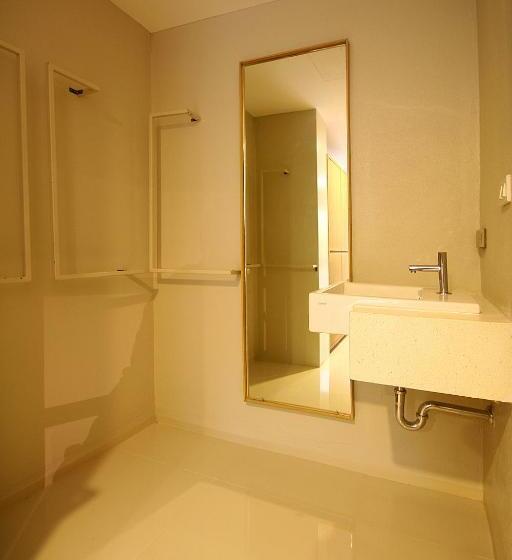 اتاق استاندارد چهار تخته, Chern Bangkok