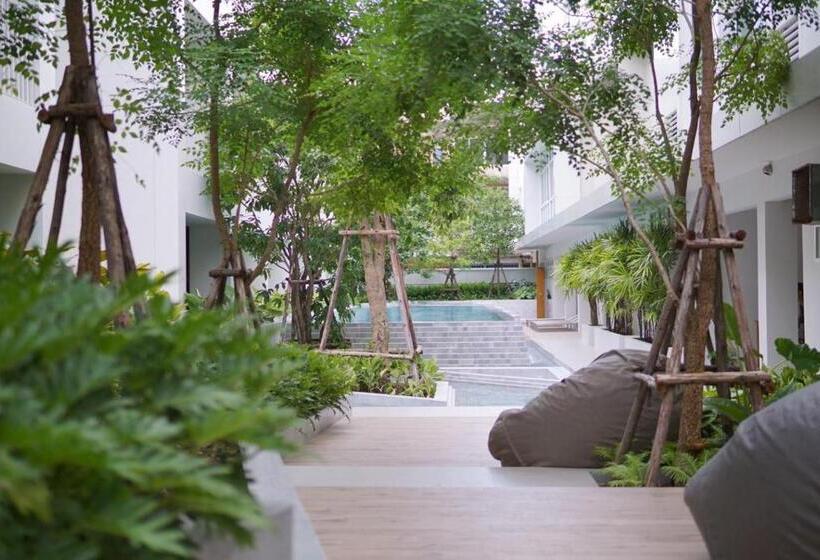 اتاق استاندارد با بالکن, Chern Bangkok