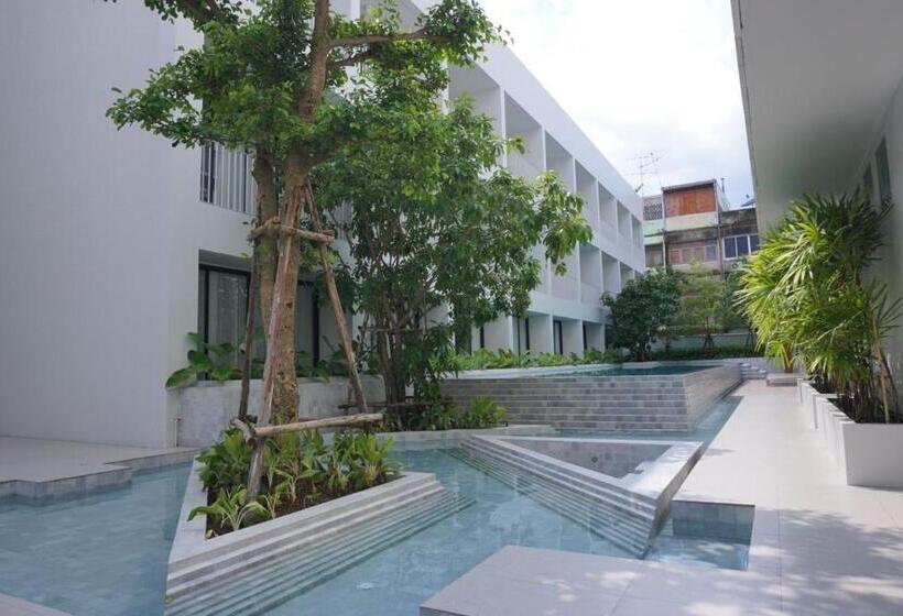 اتاق استاندارد سه تخته با بالکن, Chern Bangkok