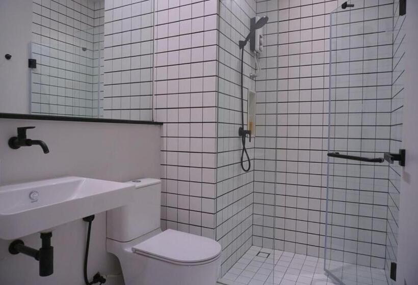 اتاق استاندارد سه تخته با بالکن, Chern Bangkok