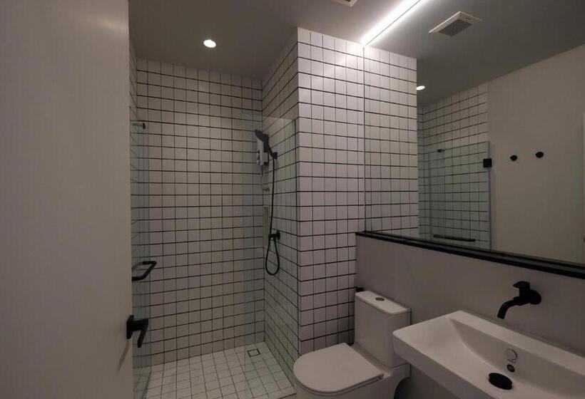 اتاق استاندارد سه تخته با بالکن, Chern Bangkok