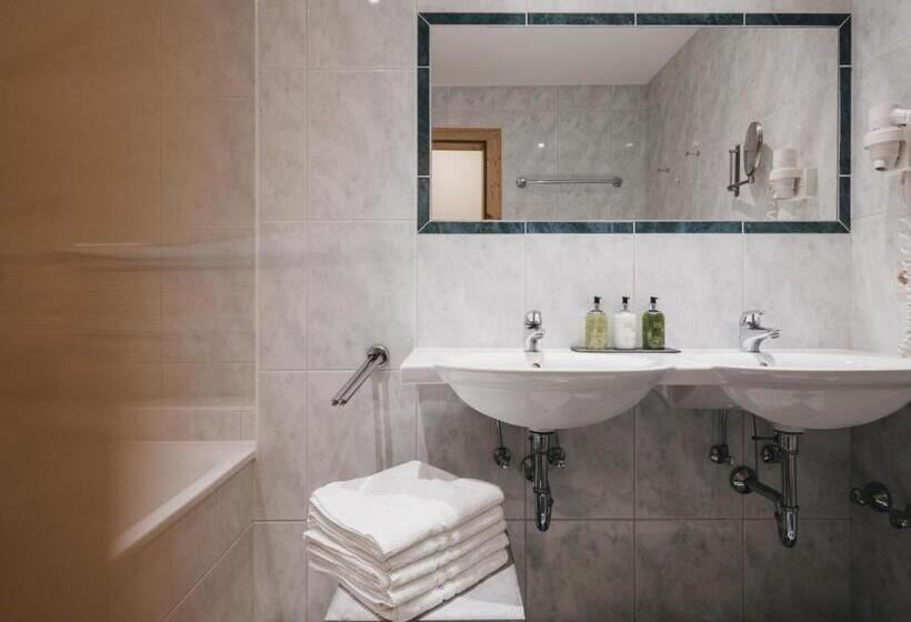 اتاق خانوادگی, Ferienhotel Pass Thurn