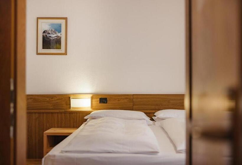 חדר סטנדרט עם מרפסת, La Montanara Predazzo