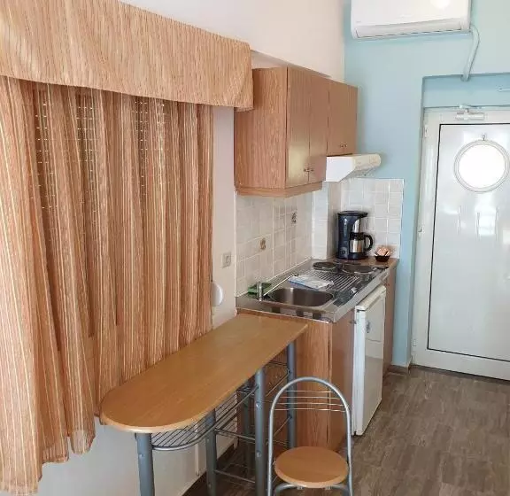 スタンダードスタジオ, Thalassa House Apartments