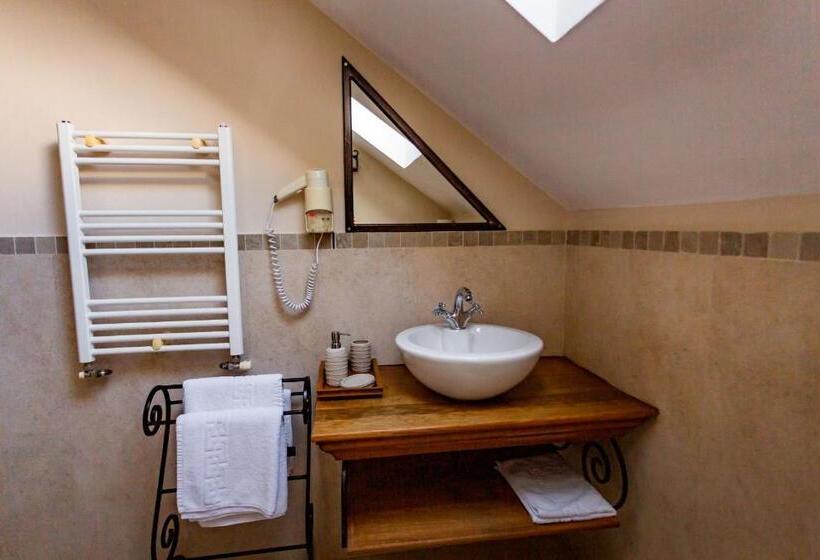 غرفة قياسية ثلاثية, Turnul